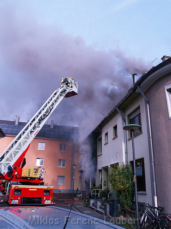 Feuer 3 Reihenhaus komplett ausgebrannt Koeln Poll Auf der Bitzen P007.JPG